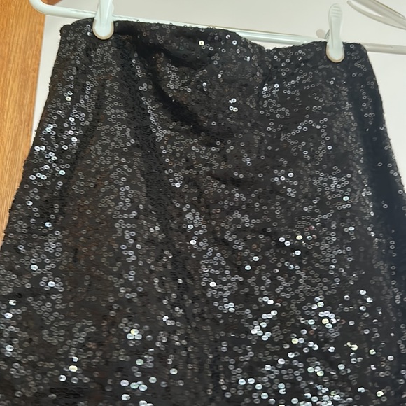 BLACK SEQUIN MINI SKIRT - Picture 2 of 3